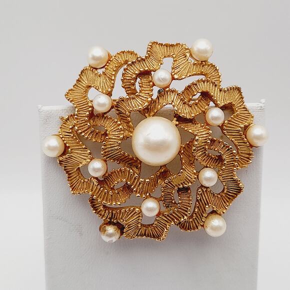 Vintage Faux Pearl Gold Tone Textured 2 1/4 Inch Brooch - Picture 4 of 9